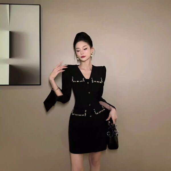 European station French rich family with high-end style dress with black dress with women V-neck and small waist-hugging short skirt