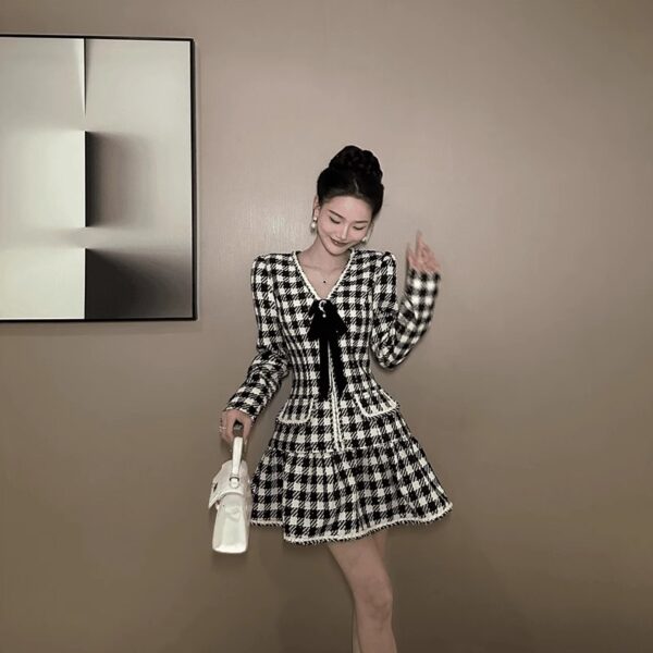 European station V-neck dress 2025 autumn new women's clothing French temperament rich girl slim plaid skirt