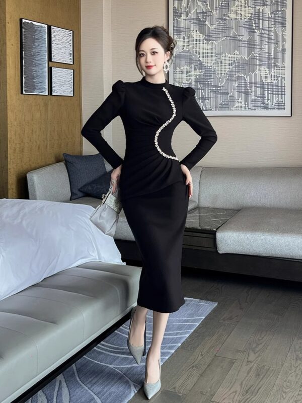 European station black sexy dress for women in spring long-sleeved niche without a match, making them look slim and slit hip-packing skirt