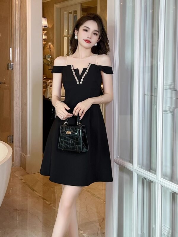 Sleeveless one-shoulder waist-hugging A-line dress with short light luxury temperament Hepburn style slim small V-neck small black skirt - Image 6