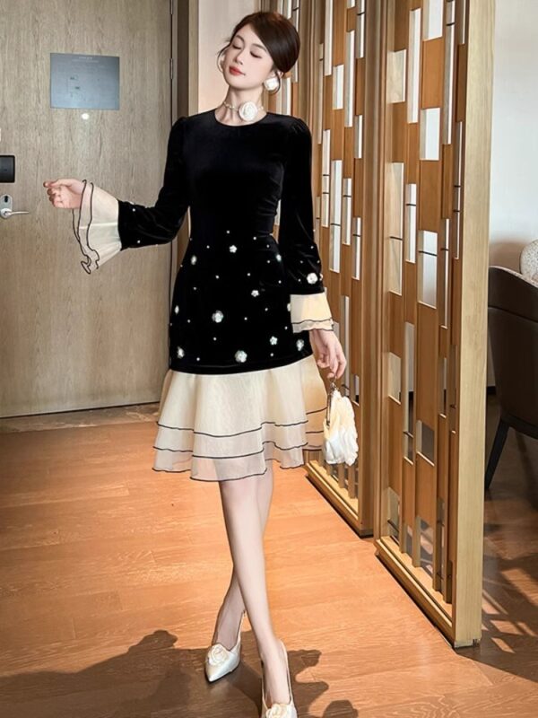 Original design black hip-cover skirt mid-length 2025 new celebrity heavy industry beaded bead flared sleeve velvet dress - Image 2