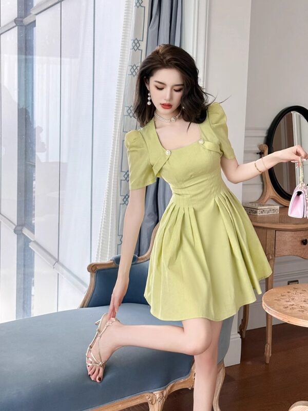wears green dress for women in summer new temperament puff sleeves waist-hugging and slimming A-line princess skirt