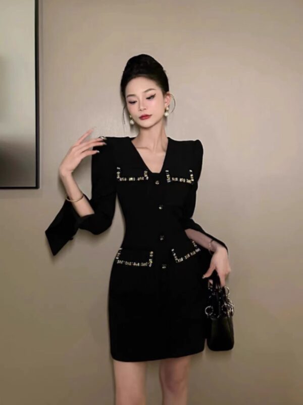 European station French rich family with high-end style dress with black dress with women V-neck and small waist-hugging short skirt - Image 2