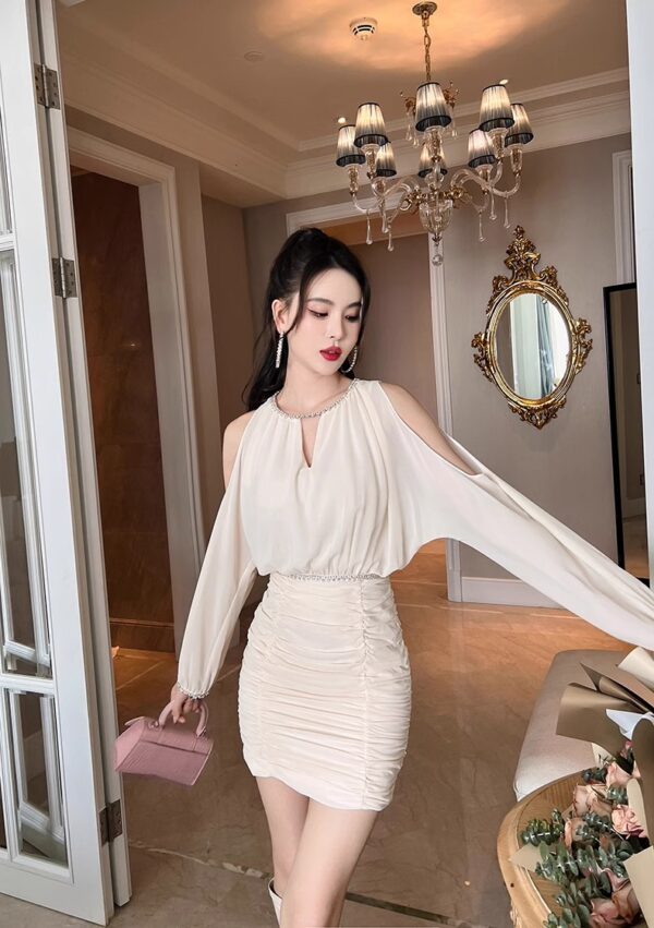 White chiffon dress for women in autumn and winter 2025 new sexy off-shoulder French temperament long sleeve pleated hip skirt