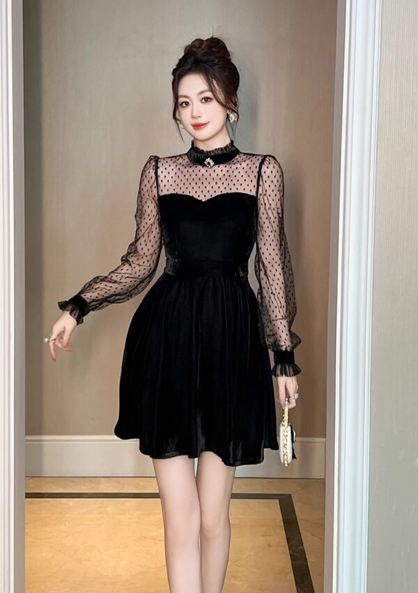 High-end exquisite velvet dress for women in autumn and winter retro elegant long-sleeved mesh splicing French dress small black skirt