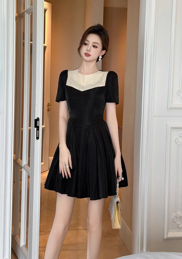 2025 summer new women's French heavy industry design sense pearl round neck high waist slim black dress 80188