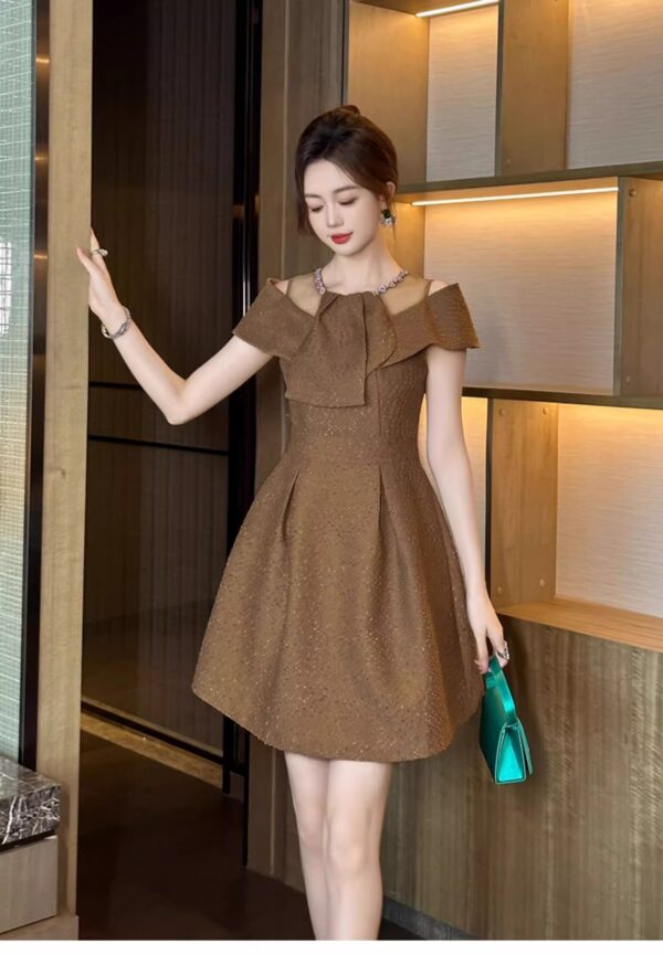 Unique niche designer dress 2025 new women's summer slim waist-hugging super beautiful round neck A-line short skirt