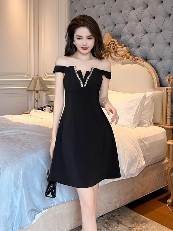 Sleeveless one-shoulder waist-hugging A-line dress with short light luxury temperament Hepburn style slim small V-neck small black skirt