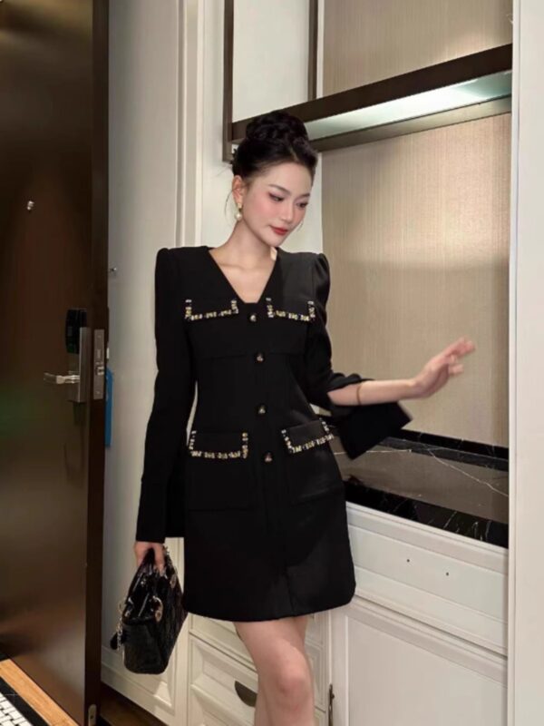 European station French rich family with high-end style dress with black dress with women V-neck and small waist-hugging short skirt - Image 3