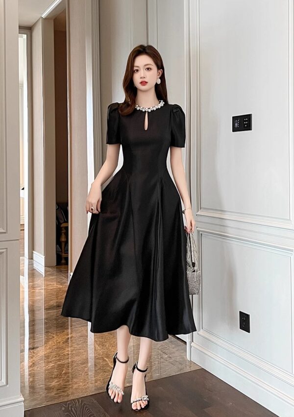 European station dress for women in summer new light luxury high-end feel waist-hugging and slimming temperament big hem skirt pearl round neck