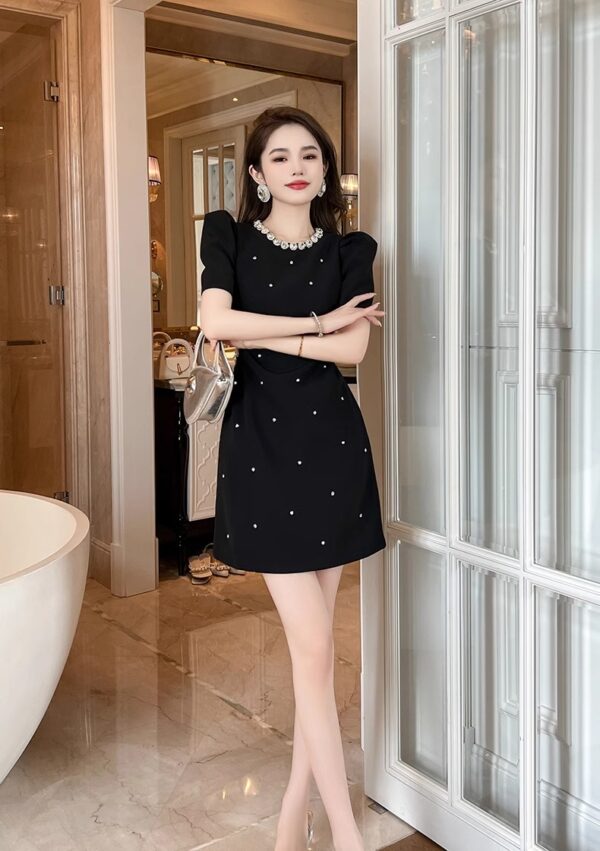 Hepburn style black dress 2025 new women's summer high-end temperament and waist-exposed slim-fitting small A-line skirt