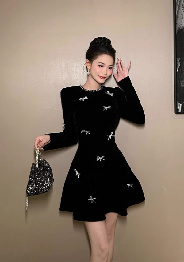 European station waist-hugging A-line dress for women in autumn and winter high-end women's unique and beautiful Hepburn style little black skirt