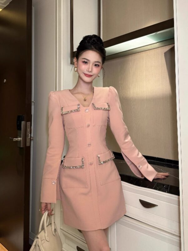 European station French rich family with high-end style dress with black dress with women V-neck and small waist-hugging short skirt - Image 4