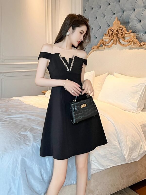 Sleeveless one-shoulder waist-hugging A-line dress with short light luxury temperament Hepburn style slim small V-neck small black skirt - Image 4