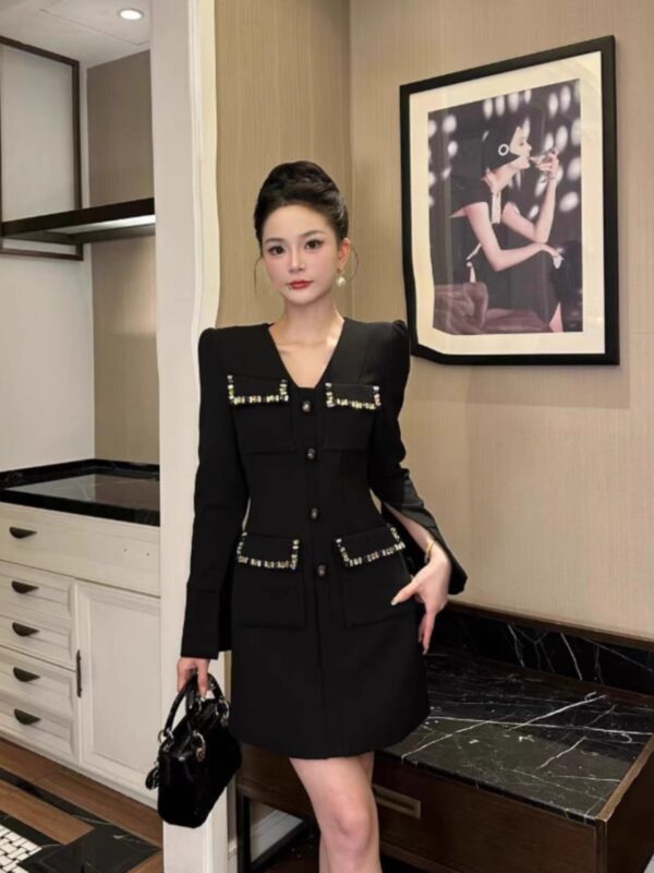 European station French rich family with high-end style dress with black dress with women V-neck and small waist-hugging short skirt - Image 5