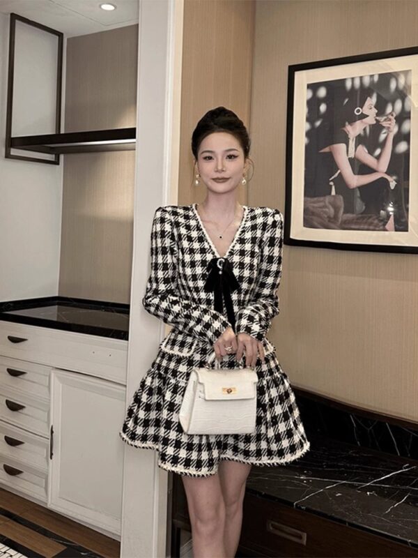 European station V-neck dress 2025 autumn new women's clothing French temperament rich girl slim plaid skirt - Image 5