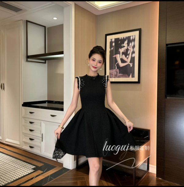 2025 new diamond short skirt European fashion new satin fabric high-end ultra short skirt - Image 3