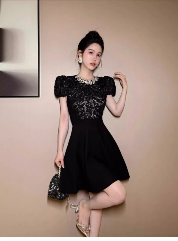 Super fairy celebrity girl embroidered lace dress short splicing design European station heavy industry black A-line skirt
